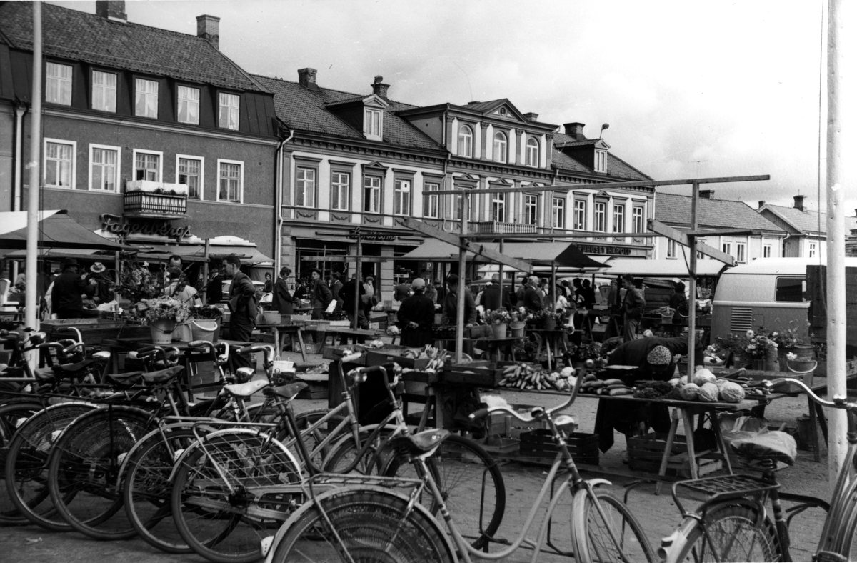 Stora torget med torghandel.