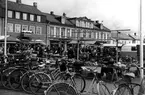 Stora torget med torghandel.