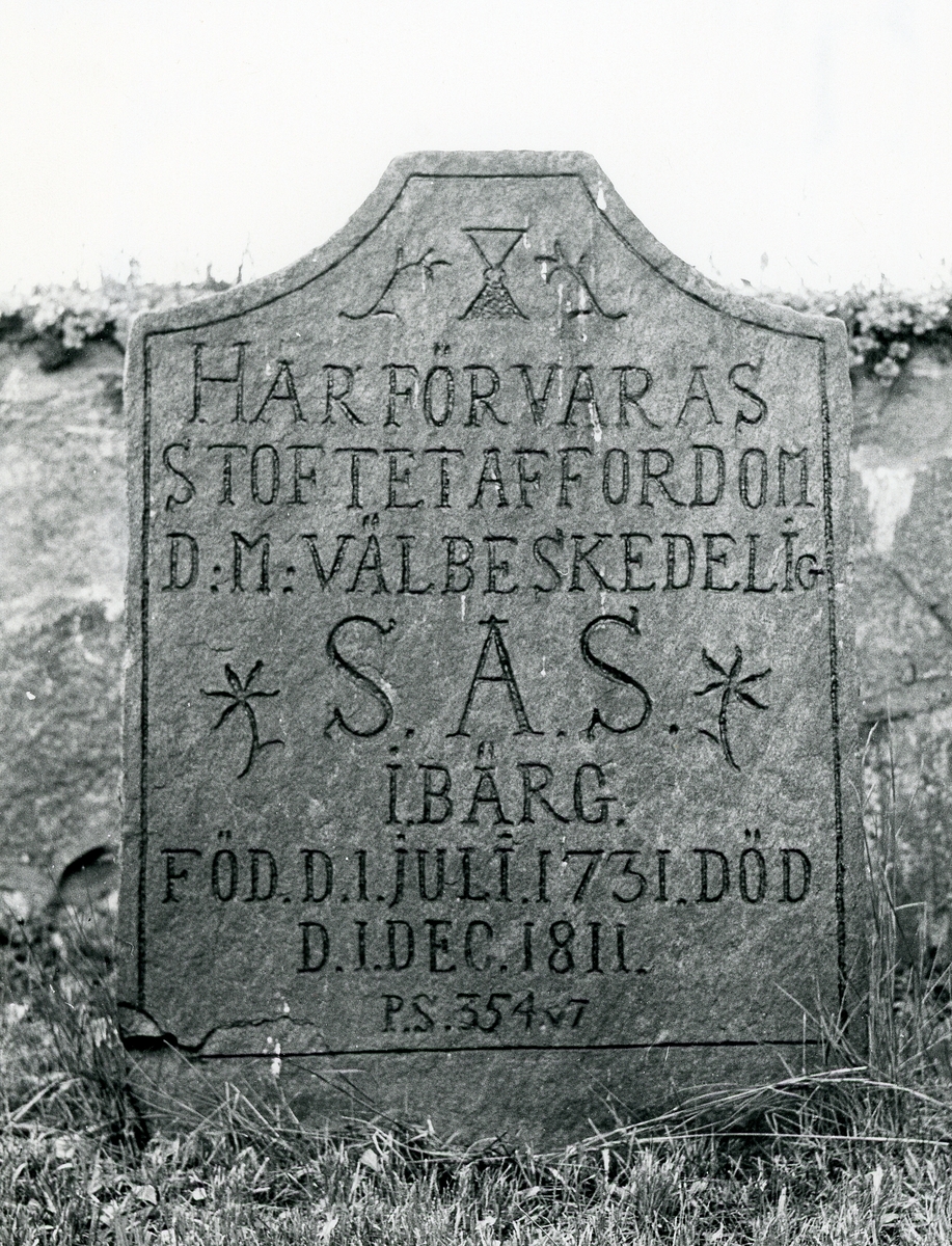 Kungsbacka. Gällared sn. Gällareds kyrka. Gravstenar på kyrkogård.