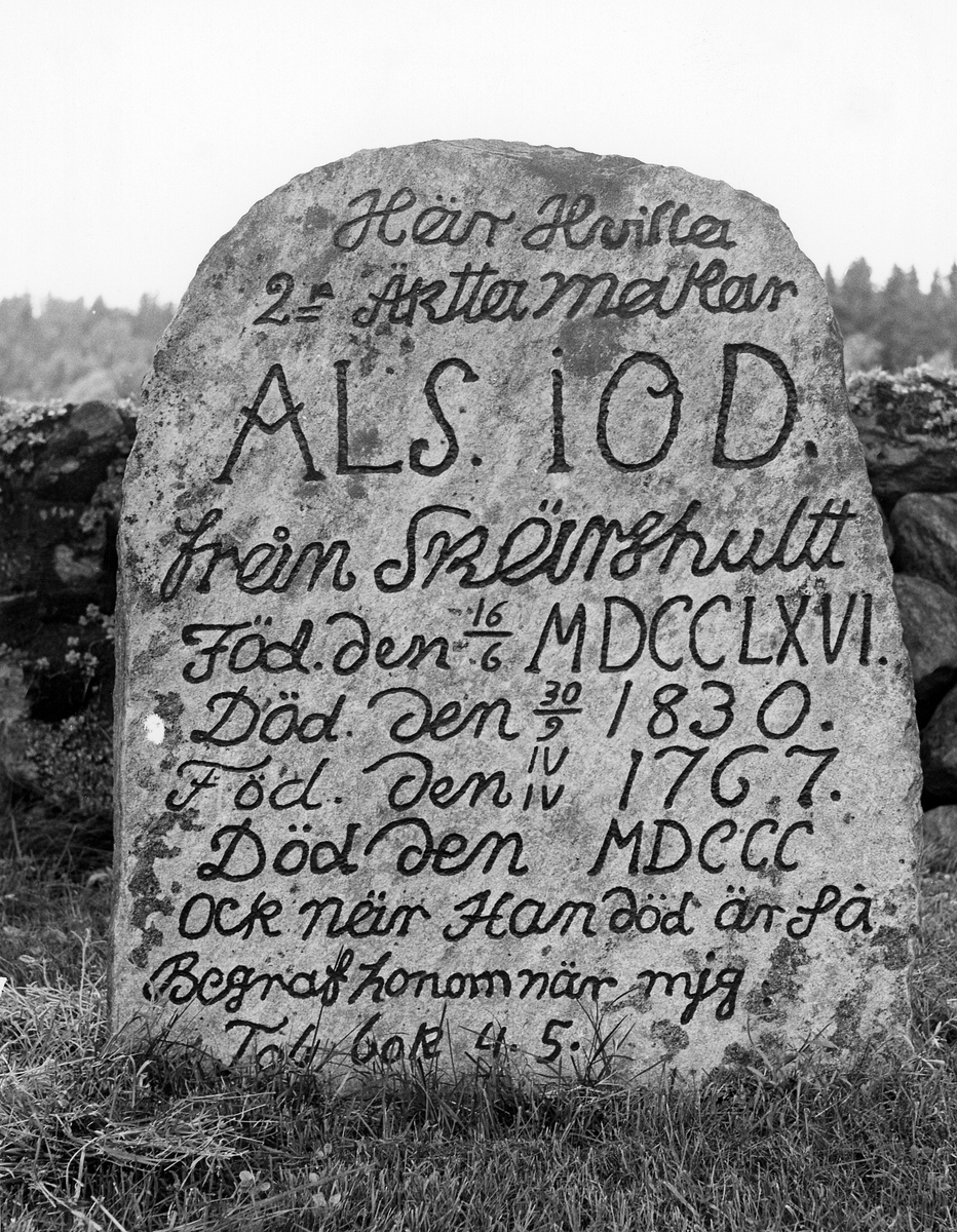 Kungsbacka. Gällared sn. Gällareds kyrka. Gravstenar på kyrkogård.