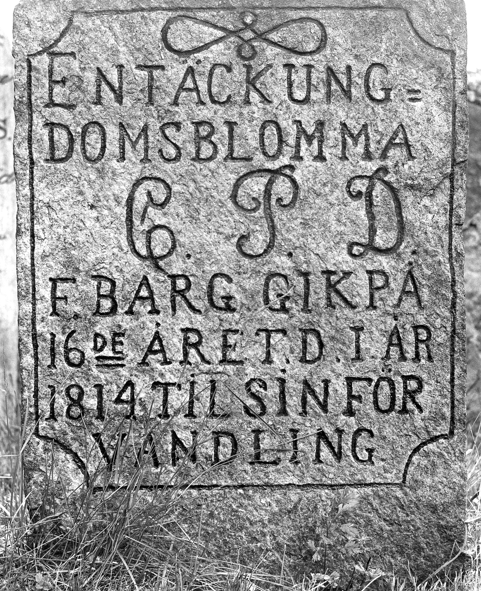 Kungsbacka. Gällared sn. Gällareds kyrka. Gravstenar på kyrkogård.