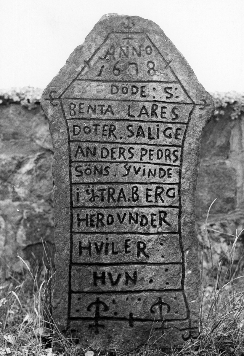 Kungsbacka. Gällared sn. Gällareds kyrka. Gravstenar på kyrkogård.