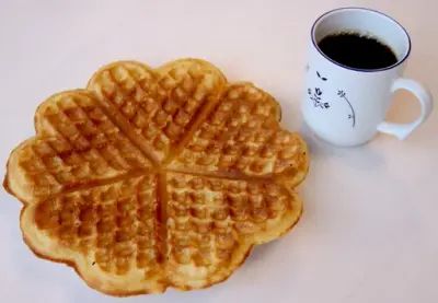 Kaffe og vaffel på et bord