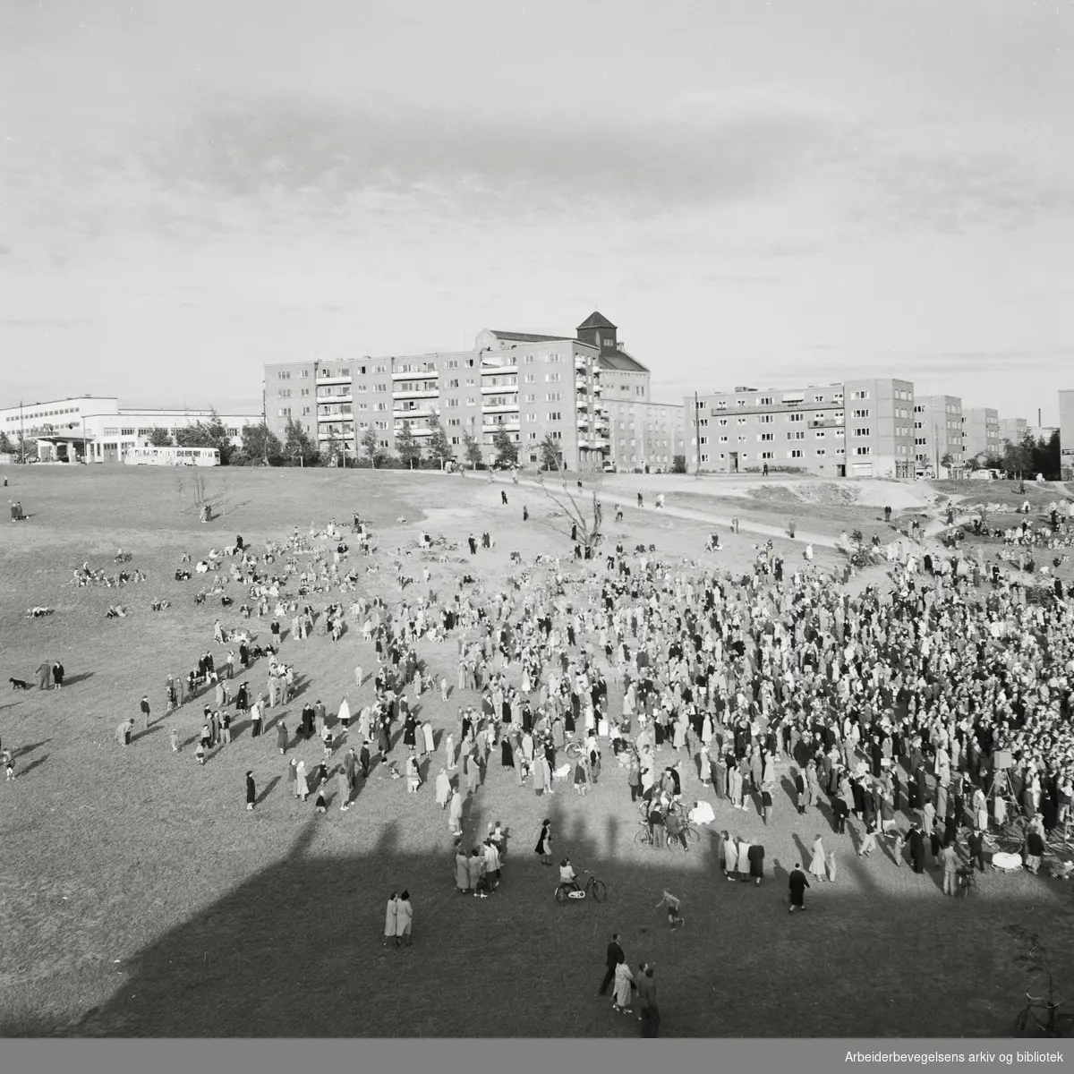 Oslo kommunes parkkvelder. Forestillingen "Eventyret på havets bunn" i Torshovdalen. 1. Juni 1950. Sinsenbyen, med blant annet Trondheimsveien 187 (omtrent midt på bildet).