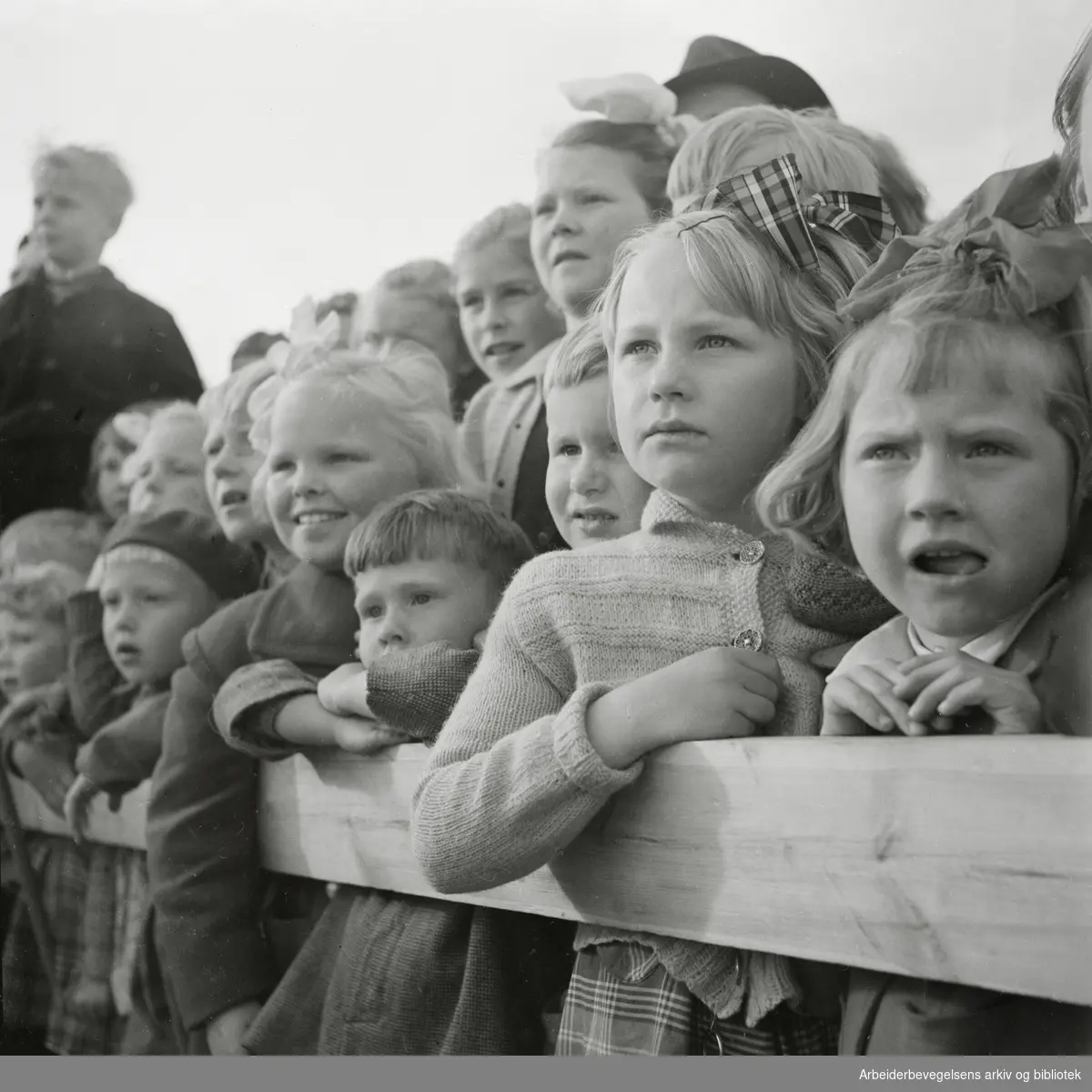 Oslo kommunes parkkvelder. Unge tilskuere til forestillingen "Eventyret på havets bunn". Torshovdalen, 1. Juni 1950.