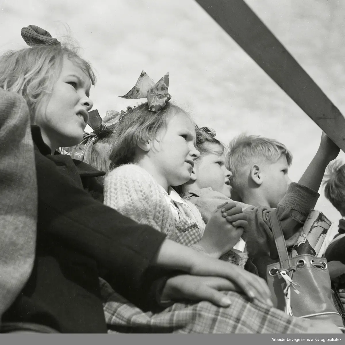 Oslo kommunes parkkvelder. Unge tilskuere til forestillingen "Eventyret på havets bunn". Torshovdalen, 1. Juni 1950..
