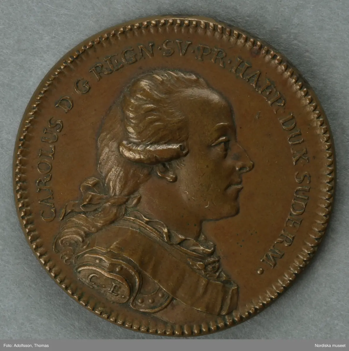 Huvudliggaren:
"2 minnespenningar. Öfver Karl XIII.
a) I koppar. Jfr Hildebrand, del II, sid 278, nr 5
b) I silfver. Jfr Hildebrand del II, sid 290, nr 23."