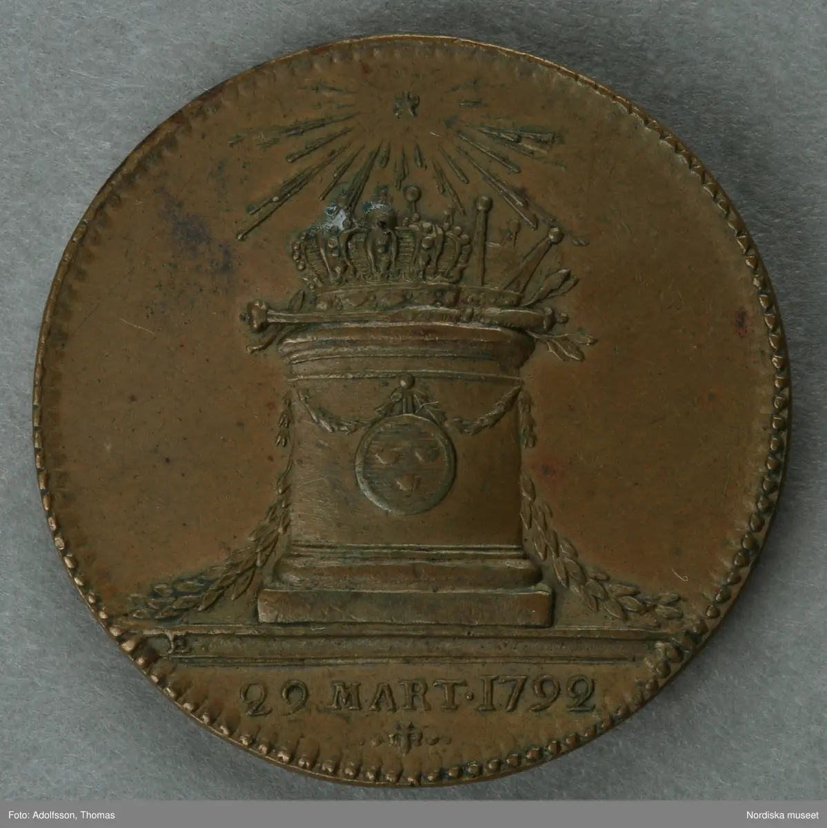 Huvudliggaren:
"2 minnespenningar. Öfver Karl XIII.
a) I koppar. Jfr Hildebrand, del II, sid 278, nr 5
b) I silfver. Jfr Hildebrand del II, sid 290, nr 23."