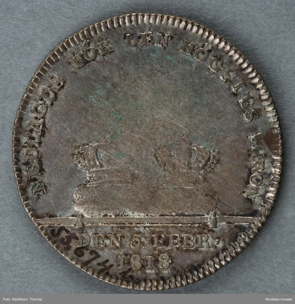 Huvudliggaren:
"2 minnespenningar. Öfver Karl XIII.
a) I koppar. Jfr Hildebrand, del II, sid 278, nr 5
b) I silfver. Jfr Hildebrand del II, sid 290, nr 23."