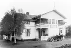 Ramviks Gästgiveri. Förare i bilen Helmer Rosenholm. Chaufför på gästgiveriet. Verandan tillbygd på 1930-talet. Gästgiveriet upphörde på 1930-talet, sedan Agda Strömbergs café.