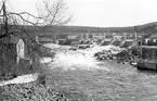 Damm och vägbro vid Matfors pappersbruk i Ljungan.