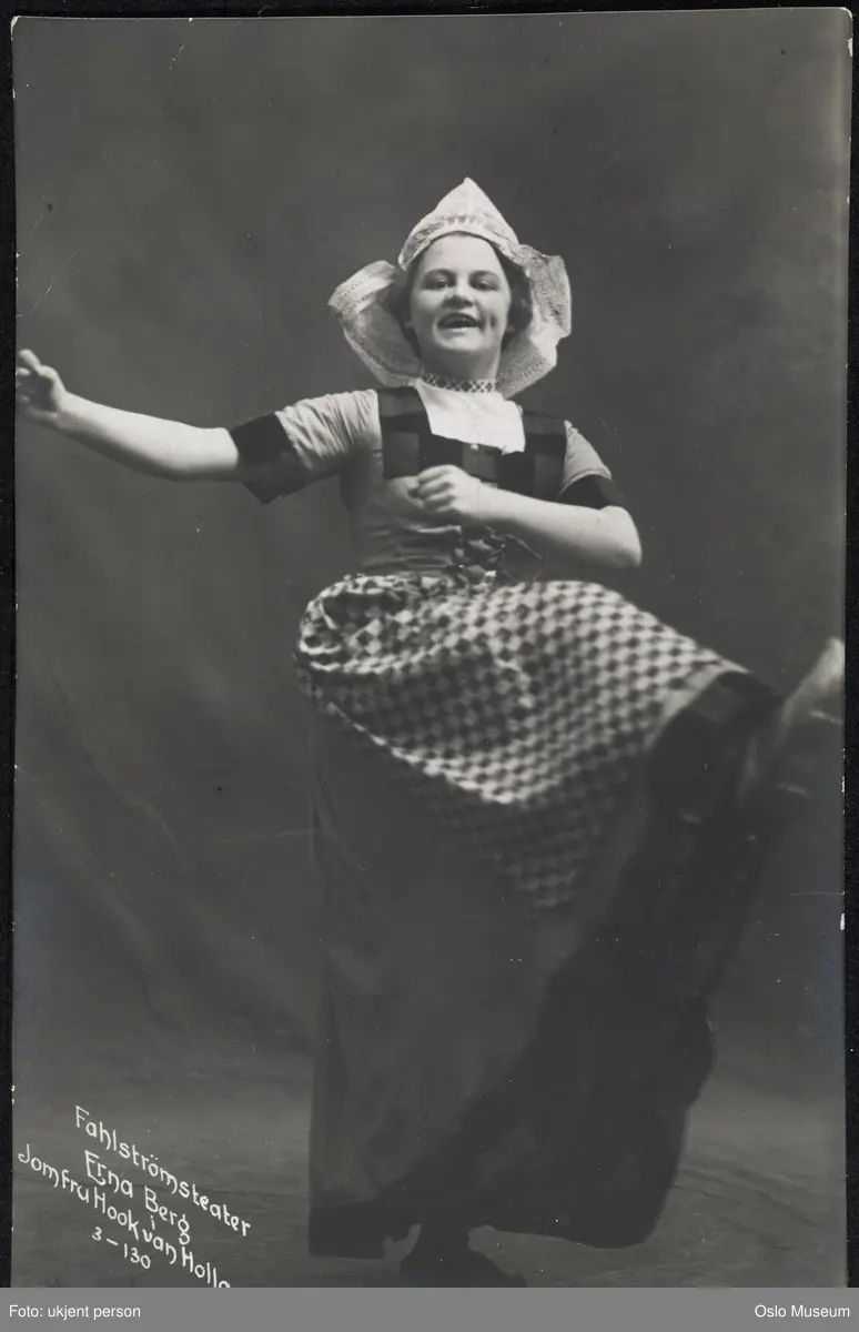 portrett, kvinne, skuespillerinne, rollebilde, Nina i "Jomfru Hook van Holland" på Fahlstrøms Theater, dansende helfigur, kostyme