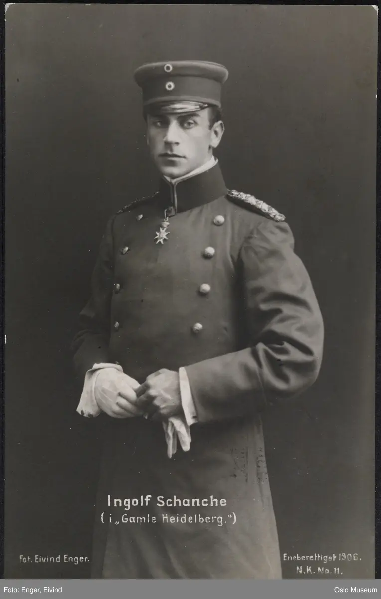 portrett, mann, skuespiller, rollebilde, Prinsen i "Gamle Heidelberg", på Nationaltheatret, sittende halvfigur, kostyme