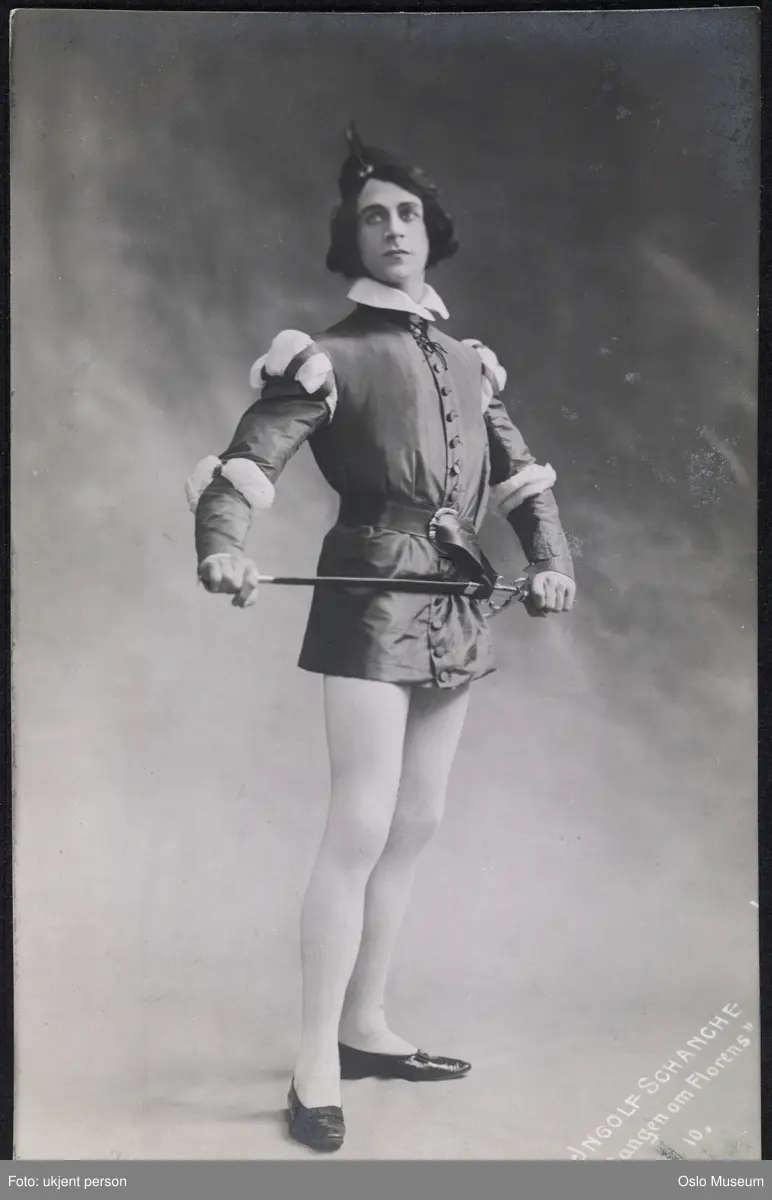portrett, mann, skuespiller, rollebilde, Lorenzo i "Sangen om Florens" på Nationaltheatret, stående helfigur, kostyme, sverd
