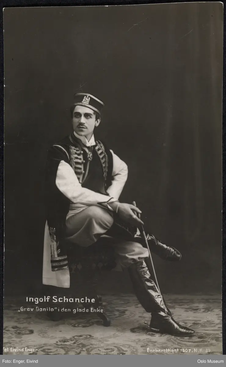 portrett, mann, skuespiller, rollebilde, Grev Danilo i "Den glade enke" på Nationaltheatret, sittende helfigur, kostyme