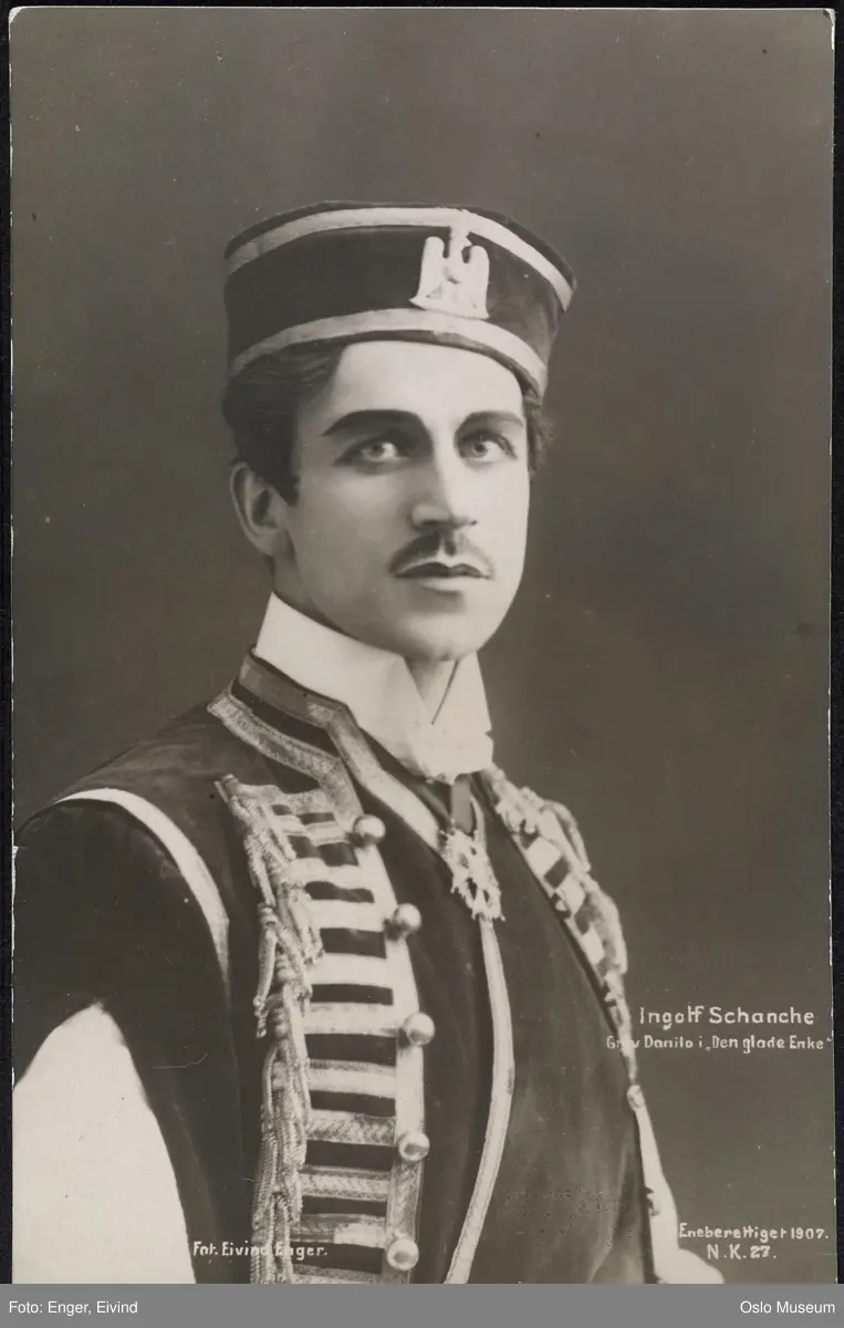 portrett, mann, skuespiller, rollebilde, Grev Danilo i "Den glade enke" på Nationaltheatret, brystbilde, kostyme