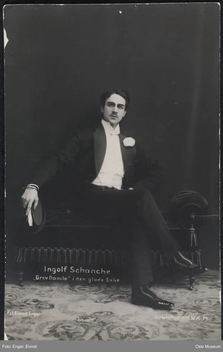 portrett, mann, skuespiller, rollebilde, Grev Danilo i "Den glade enke" på Nationaltheatret, sittende helfigur, kostyme