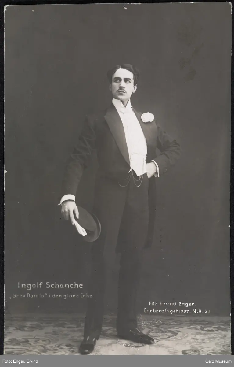 portrett, mann, skuespiller, rollebilde, Grev Danilo i "Den glade enke" på Nationaltheatret, stående helfigur, kostyme