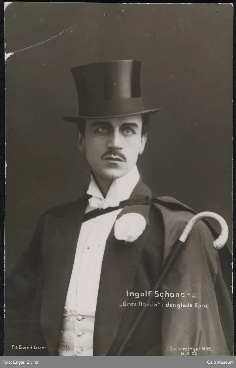 portrett, mann, skuespiller, rollebilde, Grev Danilo i "Den glade enke" på Nationaltheatret, brystbilde, kostyme, flosshatt