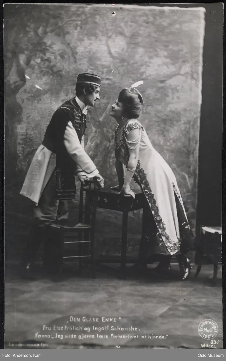 dobbeltportrett, kvinne, mann, skuespillere, sangere, rollebilde, "Den glade enke" på Nationaltheatret, stående helfigur, kostymer