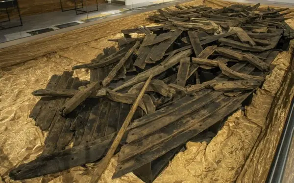 Et av de største skipene som ble funnet er stilt ut akkurat som det ble funnet, uten noen form for rekonstruksjon. Ligger i