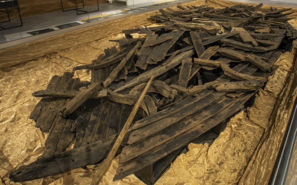 Et av de største skipene som ble funnet er stilt ut akkurat som det ble funnet, uten noen form for rekonstruksjon. Ligger i