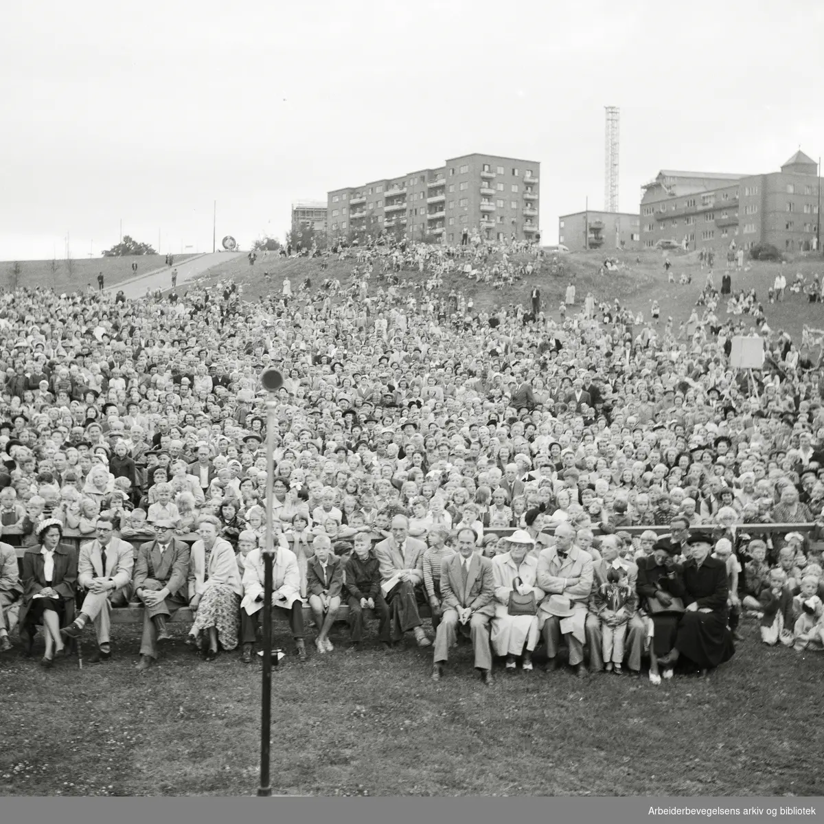 Oslo kommunes parkkvelder. Forestillingen "Cabaret Carl Johan" i Torshovdalen, 6. August 1951.