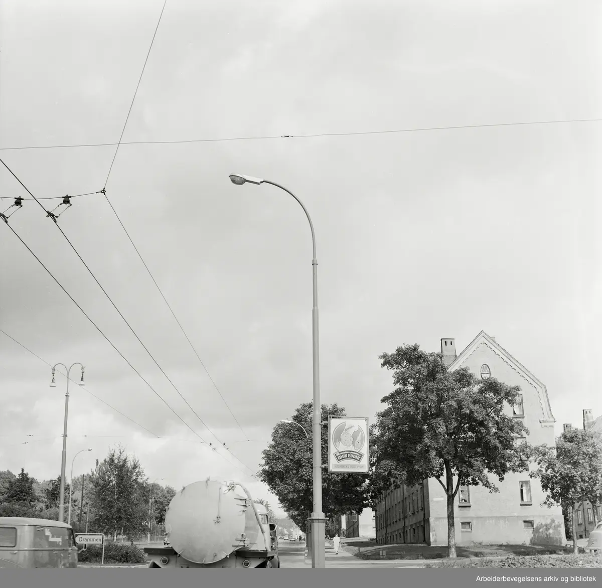 Oslo Lysverker i samarbeid med trafikk- og veimyndighetene skifter ut den gamle gatebelysningen med nye kvikksølvlamper. Bilder fra Uelands gate på Sagene. August 1961.