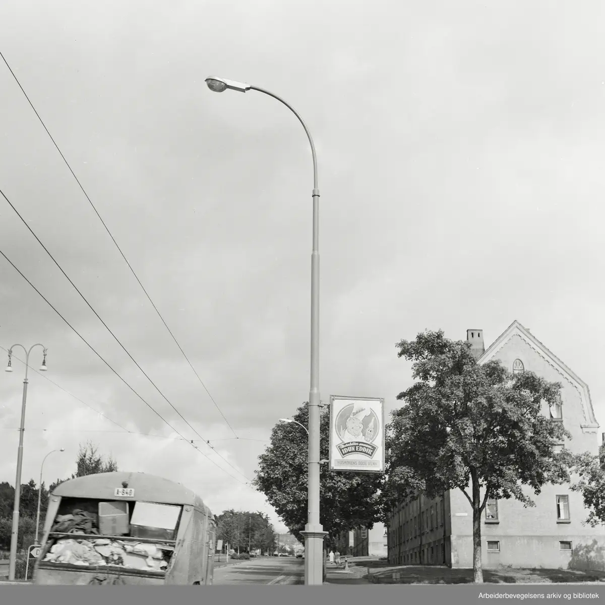 Oslo Lysverker i samarbeid med trafikk- og veimyndighetene skifter ut den gamle gatebelysningen med nye kvikksølvlamper. Bilder fra Uelands gate på Sagene. August 1961.