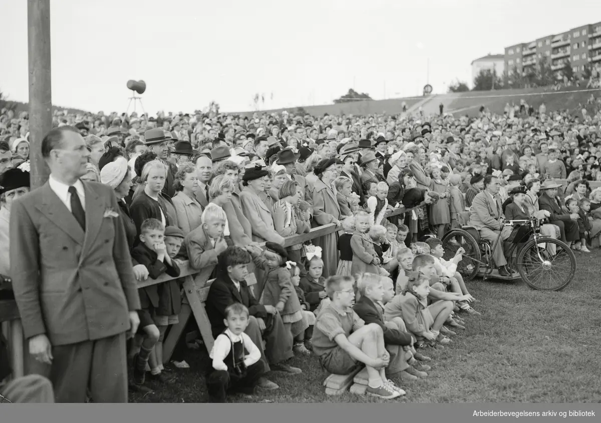 Oslo kommunes parkkvelder. Sesongavslutning i Torshovdalen. August 1952.