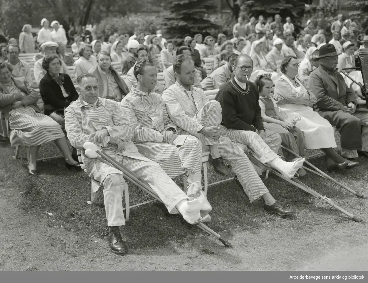 Oslo kommunes parkkvelder. Generalprøve på årets barneteaterstykke "Hos havkongen" for pasientene på Ullevål sykehus. Mai 1950.