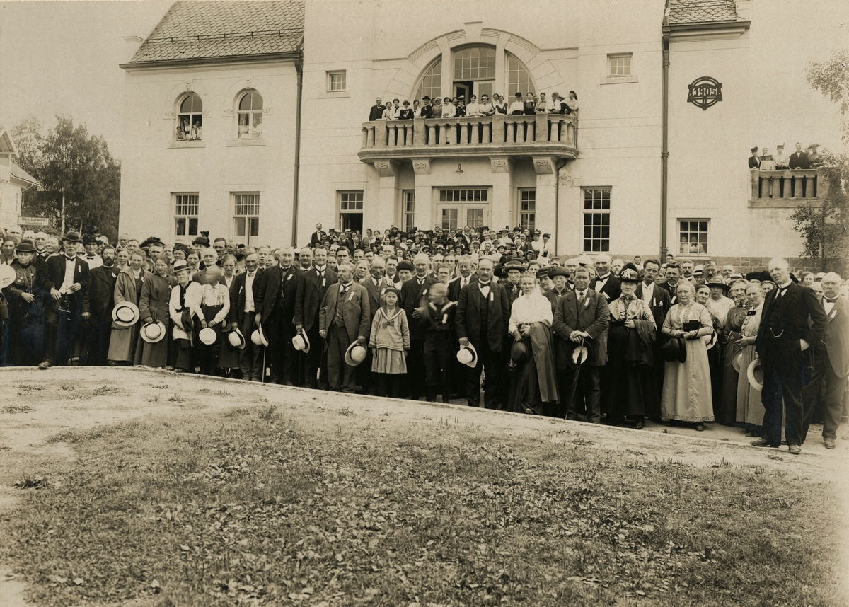 Menneskeforsamling utenfor gamle Elvarheim.