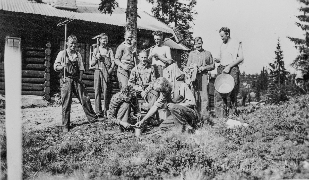 Arbeidslag ved Kårsethytta i Eggedalsfjellet, i forbindelse med første utbygging. Uten år.