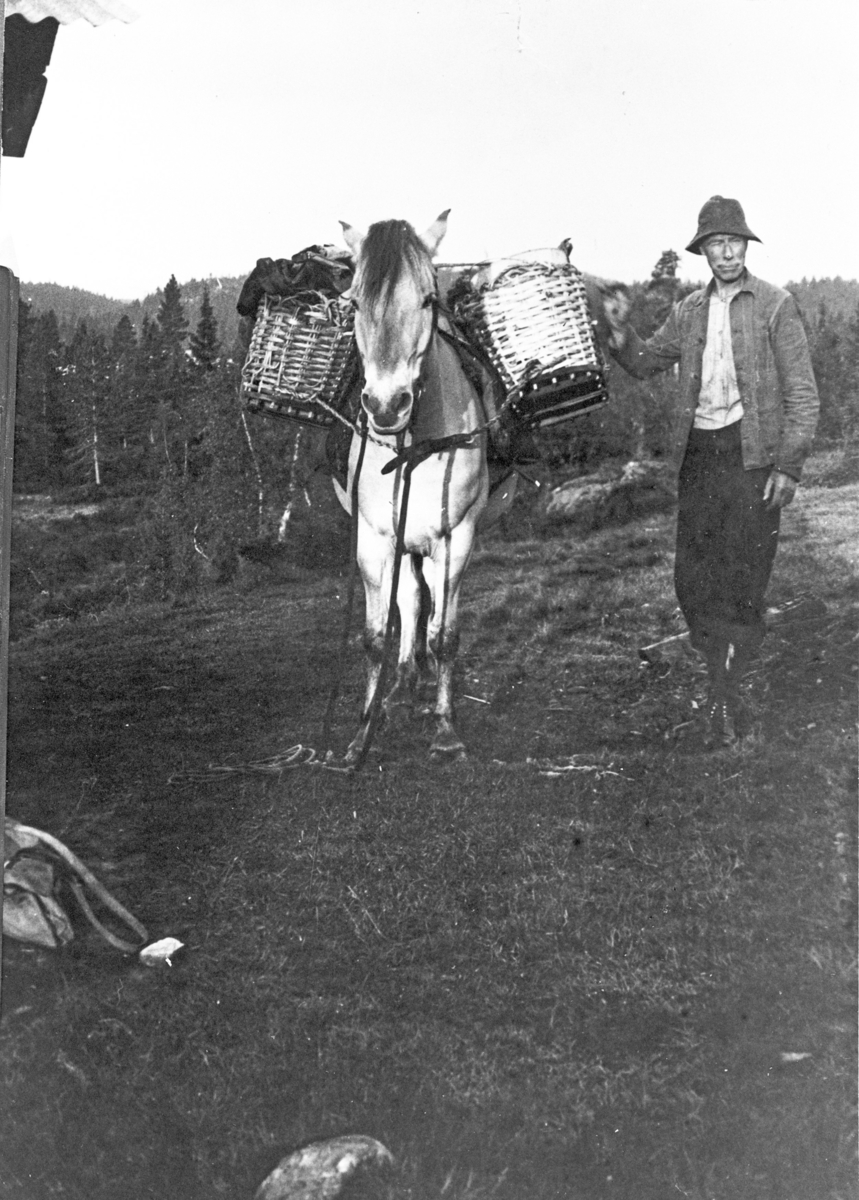 Lars Aasand på vei hjem fra fisketur. Snaret i Eggedal, rundt 1920-30.