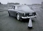 Besiktningsman Gilbert Karlsson övar på att fickparkera med en Volvo Amazon på höger sida vid högertrafikomläggningen den 3 september 1967, vid bilprovningen vid gamla flygfältet i Jönköping.