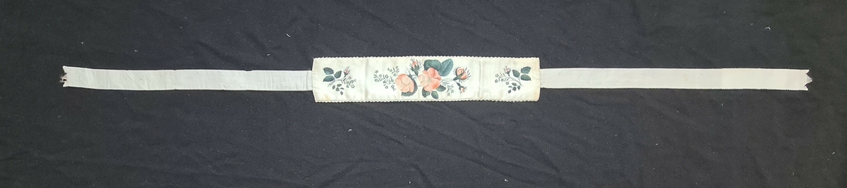 Tre olika strumpeband. Det breda bandet har målat motiv. Ett band är pärlbroderat. Ett band har broderat rosenmönster. 1=B. 6 cm L. 105 cm  2=3 cm L. 114 cm  3=B. 2,5 cm L. 131 cm. Givaren har ärvt föremålen av Anna Geijer, gift med prosten Oskar Geijer, Frändefors. Troligen kommer banden från prostens första hustru som var född 1841.