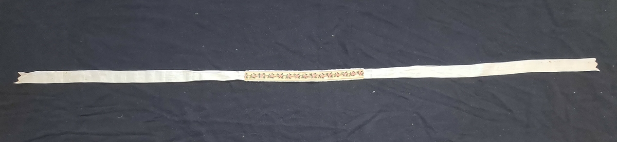 Tre olika strumpeband. Det breda bandet har målat motiv. Ett band är pärlbroderat. Ett band har broderat rosenmönster. 1=B. 6 cm L. 105 cm  2=3 cm L. 114 cm  3=B. 2,5 cm L. 131 cm. Givaren har ärvt föremålen av Anna Geijer, gift med prosten Oskar Geijer, Frändefors. Troligen kommer banden från prostens första hustru som var född 1841.