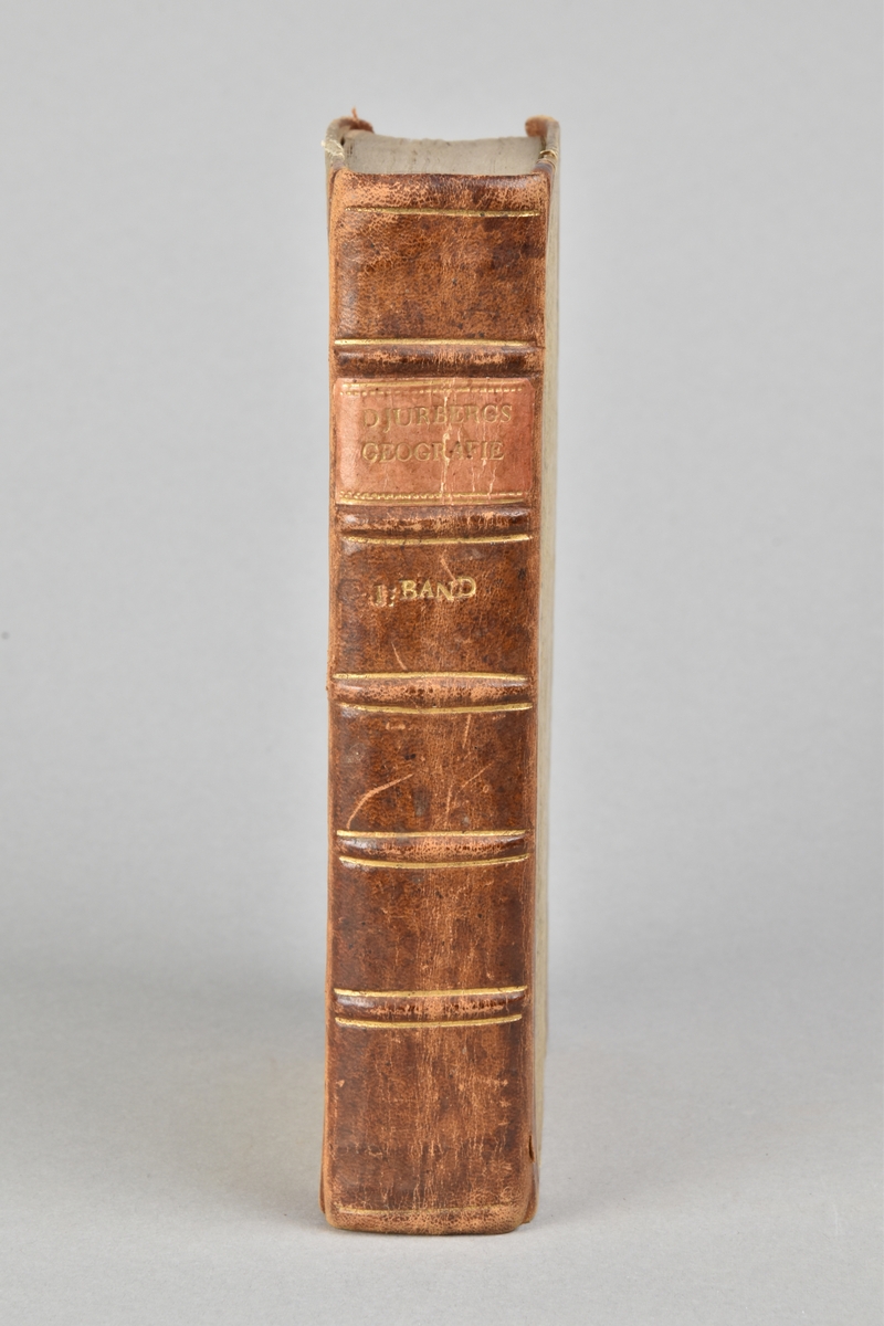 Del av bokband, halvfranskt band, flera titlar i tre delar. 
Titel: "Utförlig GEOGRAFIE". 

Skinnband i fem upphöjda bind, med fält för titel och volymnummer. Pärm i papp, klädd i stänkt papper samt skinnklädda hörn. Stänkt snitt i blått, rött och brunt.