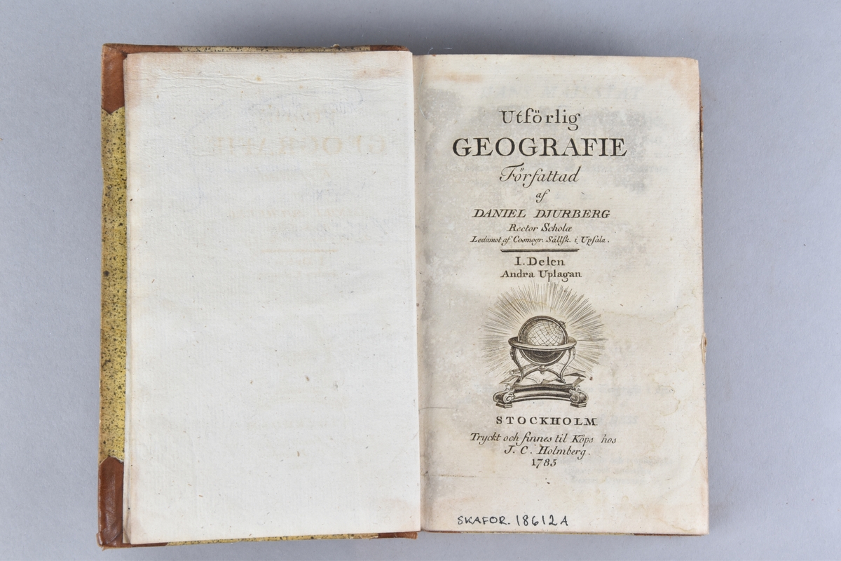 Del av bokband, halvfranskt band, flera titlar i tre delar. 
Titel: "Utförlig GEOGRAFIE". 

Skinnband i fem upphöjda bind, med fält för titel och volymnummer. Pärm i papp, klädd i stänkt papper samt skinnklädda hörn. Stänkt snitt i blått, rött och brunt.