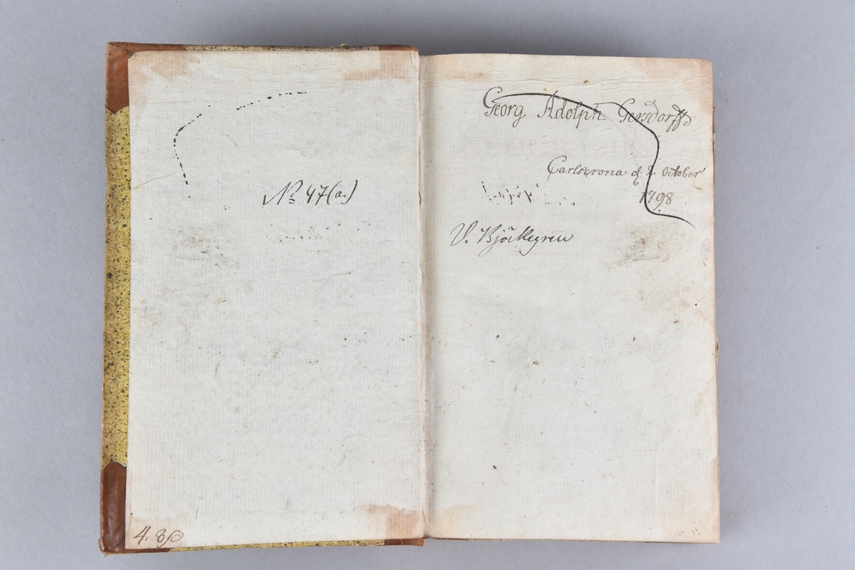 Del av bokband, halvfranskt band, flera titlar i tre delar. 
Titel: "Utförlig GEOGRAFIE". 

Skinnband i fem upphöjda bind, med fält för titel och volymnummer. Pärm i papp, klädd i stänkt papper samt skinnklädda hörn. Stänkt snitt i blått, rött och brunt.