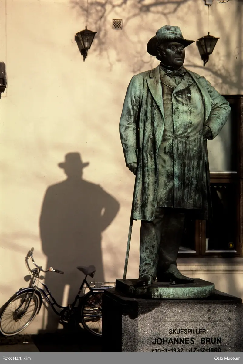 portrettstatue, Engebrets Café, sykkel, skygge av statuen