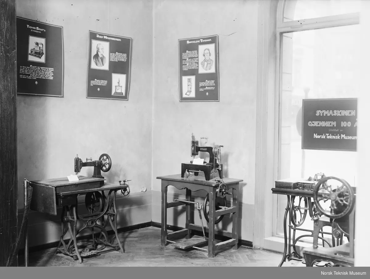 Symaskinutstilling arrangert av Norsk Teknisk Museum i forbindelse med symaskinens 100-årsjubileum i Håndverkeren 1930.