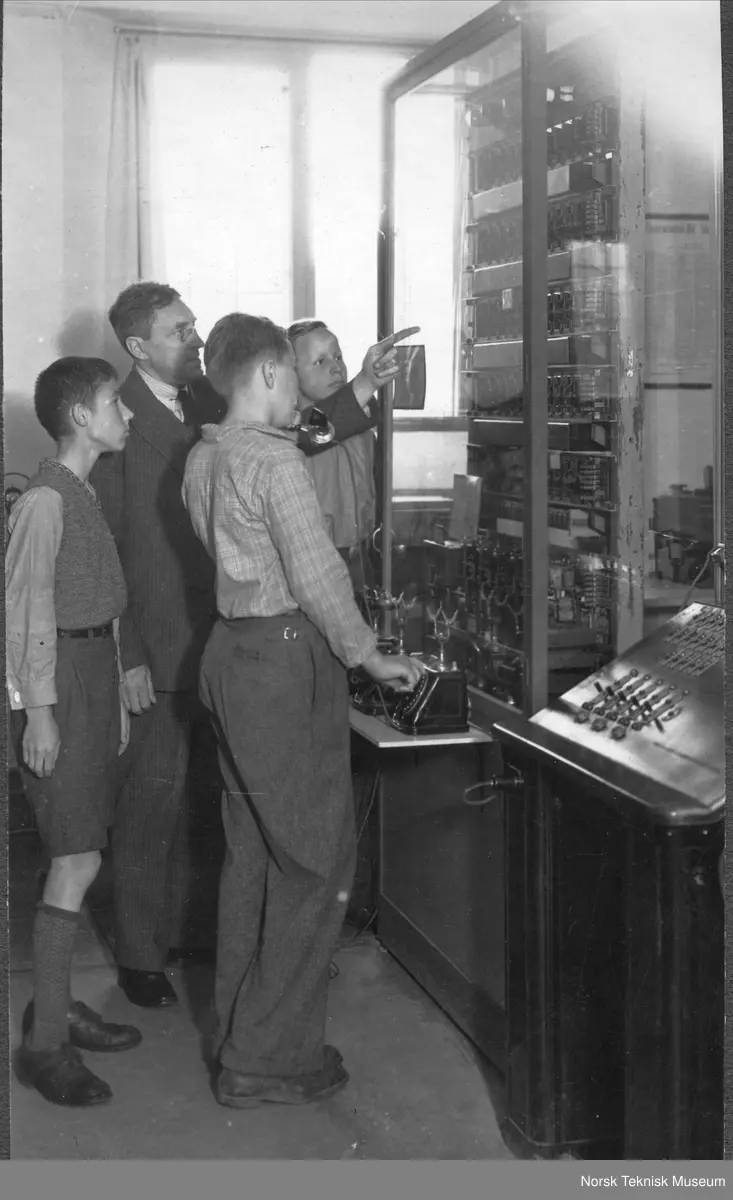 Philip Pedersen demonstrerer Norges første automatiske telefonsentral fra 1913