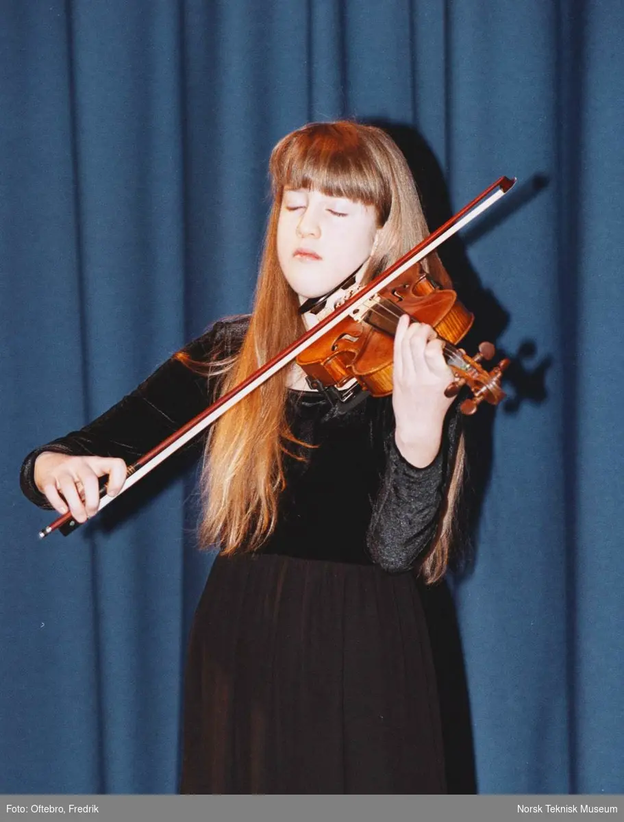 Vilde Frang Bjærke spiller under åpningen av oljeutstillingen Jakten på oljen i Norsk Teknisk Museum 1. mars 2000