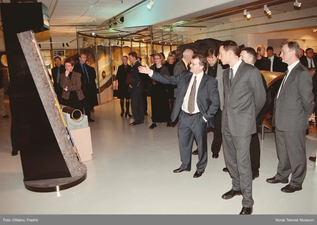 Museumsdirektør Gunnar Nerheim og HKH Haakon Magnus under åpningen av oljeutstillingen Jakten på oljen i Norsk Teknisk Museum 1. mars 2000. Bak til høyre styreleder ved NTM Svein Sundsbø