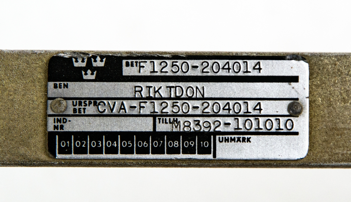 Inriktningsutrustning grundsats för underhållsarbete av flygfältsbelysning.
Förvaras i låda av trä specialanpassad för instrumentet. Instrumentet består av flera delar: Riktdon, armaturriktare, kikare, hållare och ej namngiven del.