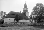 Kristbergs kyrka har tidigmedeltida ursprung men har likt de flesta kyrkor av ålder ombyggts i omgångar. Särskilt omfattande byggnadsarbeten utfördes under det sena 1600-talet och 1700-talets första del då kyrkan avsevärt förstorades. Den senaste mer grundliga restaureringen gjordes 1879 vilket till största del skapade rådande byggnad.