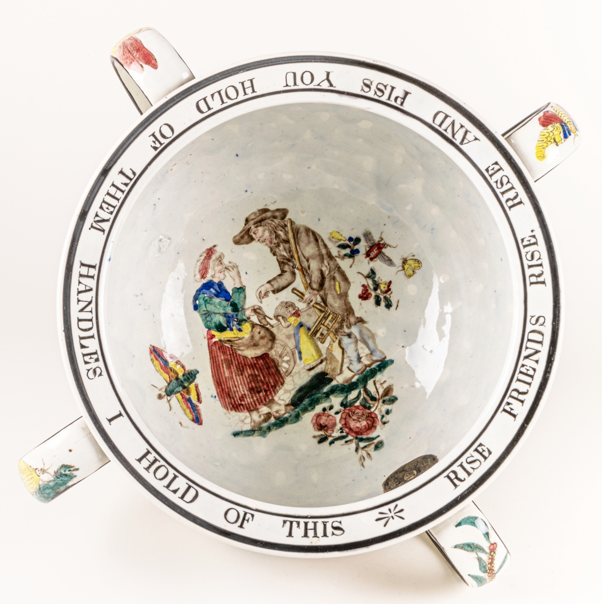 Nattkärl med 4 handtag, klickerade polykorma blommor och figurer, skämtsam inskrift: Rise friends rise, rise and piss, you hold of them handles, I hold of this".