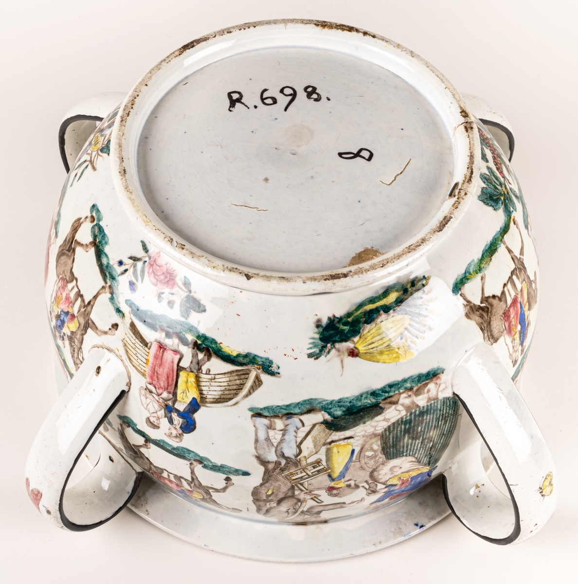 Nattkärl med 4 handtag, klickerade polykorma blommor och figurer, skämtsam inskrift: Rise friends rise, rise and piss, you hold of them handles, I hold of this".