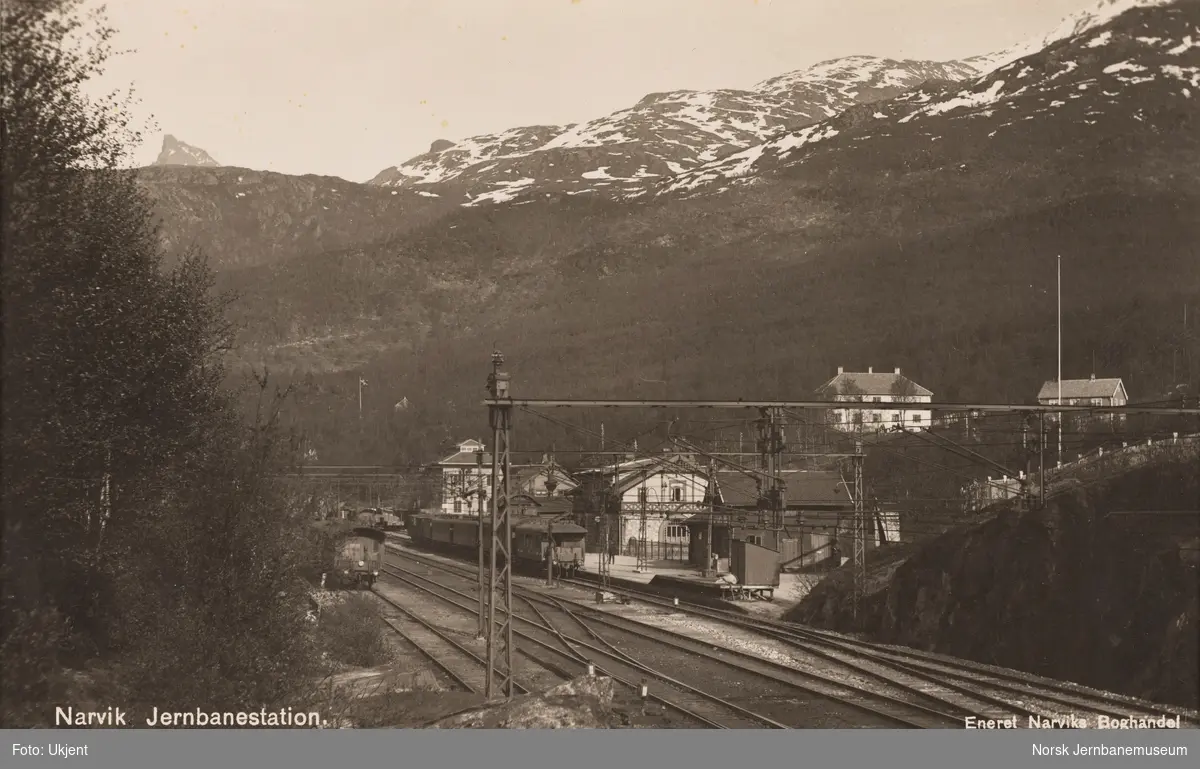 Persontog med svenske personvogner på Narvik stasjon